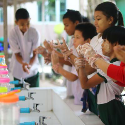 Niños en uno de nuestros proyectos de Voluntariado Social aprendiendo a lavarse las manos para evitar la propagación de enfermedades. Niños en uno de nuestros proyectos de Voluntariado Social aprendiendo a lavarse las manos para evitar la propagación de enfermedades.